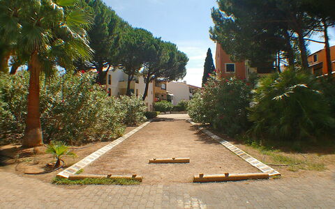 Le Grau du Roi 110: Plant, Sky, Property, Cloud, Tree, Road Surface, Vegetation, Land Lot, Asphalt, Neighbourhood