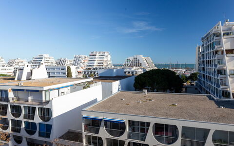 La Tour Fenestrelle: Sky, Building, Daytime, Property, Window, Cloud, Urban Design, Neighbourhood, Residential Area, Roof