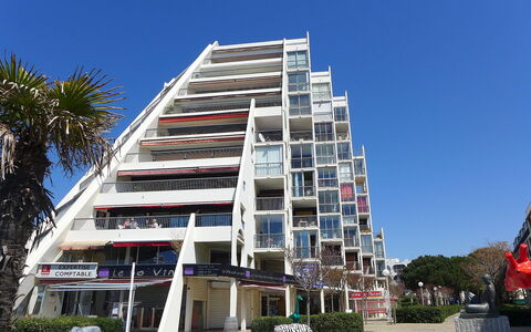 La Tour Fenestrelle: Sky, Building, Property, Plant, Tree, Architecture, Urban Design, Neighbourhood, Residential Area, Condominium