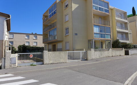 Narbonne-Plage 295: Water, Plant, Property, Building, Swimming Pool, Azure, Window, Architecture, Leisure, Residential Area