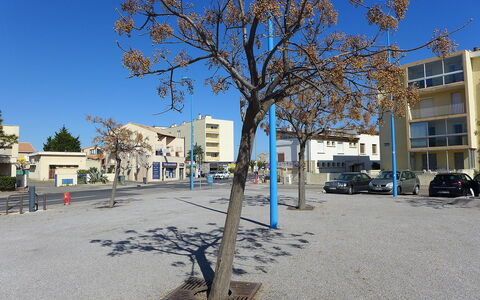 Narbonne-Plage 295: Water, Plant, Property, Building, Swimming Pool, Azure, Window, Architecture, Leisure, Residential Area