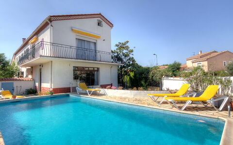 Villa Thiers: Water, Plant, Sky, Property, Building, Swimming Pool, Blue, Azure, Tree, Window
