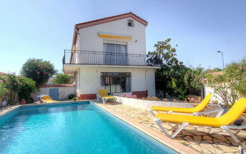 Villa Thiers: Water, Sky, Building, Property, Plant, Swimming Pool, Azure, House, Tree, Seaside Resort