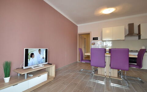 Accommodation:&nbsp;Ana 112.2