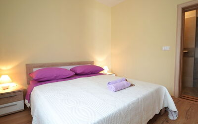 Accommodation:&nbsp;Ana 112.1