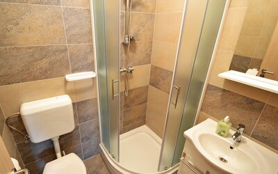 Accommodation:&nbsp;Ana 112.1