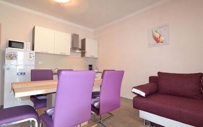 Accommodation:&nbsp;Ana 112.2