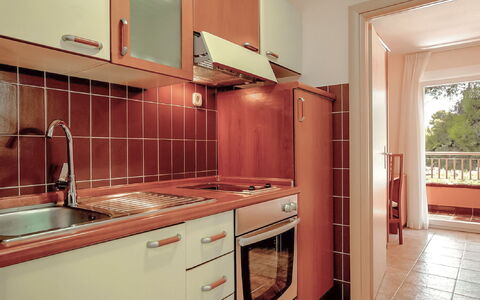 Accommodation:&nbsp;Matilde Beach Resort 200.1