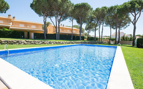 Michele: Water, Plant, Sky, Property, Swimming Pool, Tree, Azure, Shade, Building, Rectangle