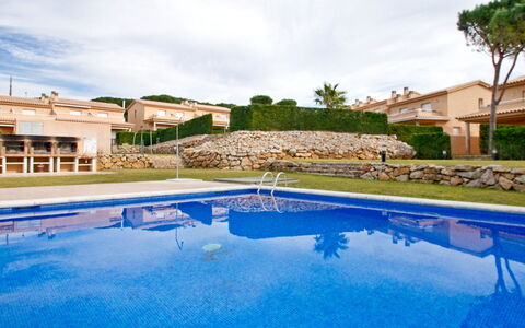 Michele: Water, Plant, Sky, Cloud, Property, Swimming Pool, Azure, Tree, Body Of Water, Building