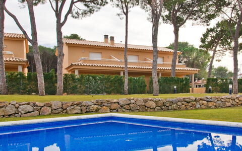 Michele: Water, Plant, Property, Swimming Pool, Tree, Sky, Nature, Building, Shade, Body Of Water