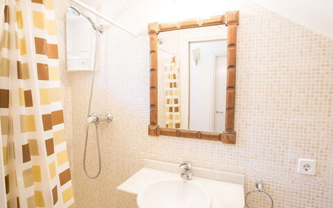 Michele: Mirror, Brown, Sink, Plumbing Fixture, Property, Tap, Bathroom Sink, Bathroom, Interior Design, Purple