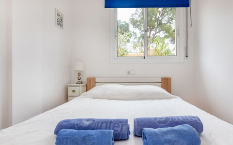 Michele: Bedroom, Bed, Interior Design, Wood, Bed Sheet, Furniture, Bedding, Textile, Floor, Linens
