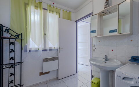 Nautica: Mirror, Property, Tap, Sink, Plumbing Fixture, Bathroom Cabinet, Bathroom Sink, Bathroom, Building