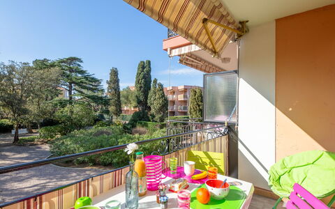 Saint Aygulf 113: Table, Furniture, Sky, Property, Food, Cloud, Tableware, Chair, Nature, Tree