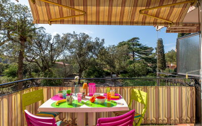 Saint Aygulf 113: Table, Furniture, Sky, Property, Food, Cloud, Tableware, Chair, Nature, Tree