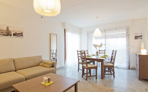 Le Rabelais: Table, Furniture, Property, Couch, Wood, Lighting, Interior Design, Yellow, Floor, Flooring