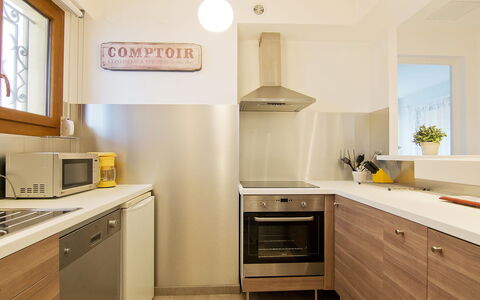 Le Rabelais: Countertop, Cabinetry, Property, Building, Window, Kitchen, Kitchen Stove, Kitchen Appliance, Wood, Flooring