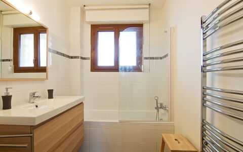 Le Rabelais: Mirror, Property, Sink, Tap, Plumbing Fixture, Bathroom Cabinet, Window, Wood, Bathroom