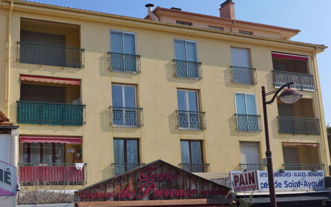 Le Rabelais: Building, Property, Window, Sky, Residential Area, Real Estate, Facade, Commercial Building, City, Plant