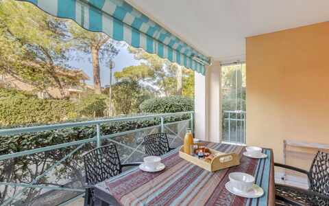 Saint Aygulf 215: Table, Property, Furniture, Chair, Porch, Wood, Shade, Interior Design, Tableware, Outdoor Furniture