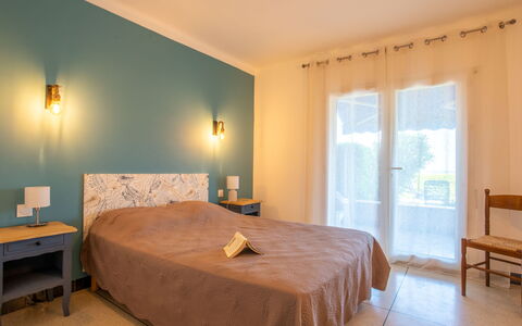 Les Mouettes: Furniture, Building, Wood, Window, Comfort, Lighting, Textile, Interior Design, Floor