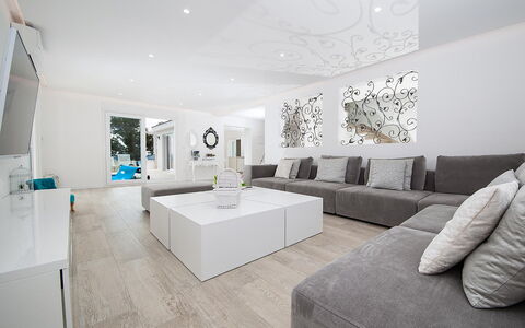 Prestige: Plumbing Fixture, Tap, Bathtub, Building, Interior Design, Bathroom, Comfort, Style, Floor