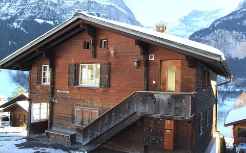 Chalet Almisräba: Sky, Mountain, Building, Snow, Property, Window, Slope, House, Wood, Cottage