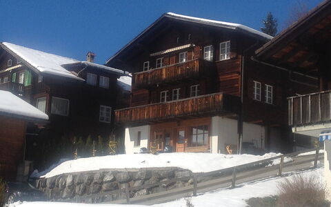 Chalet Almisräba: Sky, Building, Window, Snow, Slope, House, Plant, Tree, Siding, Facade