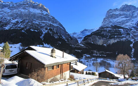 Chalet Almisräba: Sky, Snow, Mountain, Building, Window, Slope, House, Natural Landscape, Freezing, Mountainous Landforms