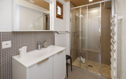 Chalet Almisräba: Bathroom, Flooring, Wall, Plumbing Fixture, Interior Design, Bathroom Sink, Floor, Wood, Bathroom Cabinet, Mirror