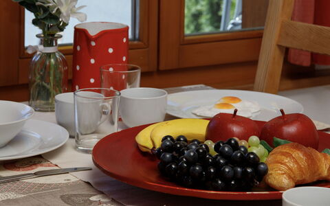 Chalet Almisräba: Tableware, Serveware, Furniture, Dishware, Table, Fruit, Food, Drinkware, Plate, Tablecloth