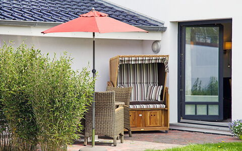 Norddeich 495: Plant, Building, Property, Window, Shade, Wood, Land Lot, Porch, House, Residential Area