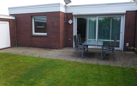 Butzel: Property, Window, Building, Wood, Plant, Land Lot, Grass, Landscape, Siding, Facade