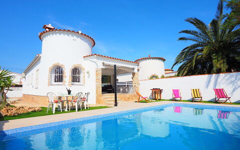 Alberes: Water, Plant, Sky, Property, Building, Azure, Swimming Pool, Tree, Body Of Water, Leisure