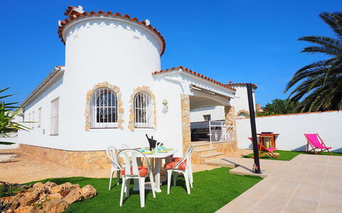 Alberes: Sky, Plant, Property, Furniture, Building, Window, Azure, Grass, Land Lot, Architecture