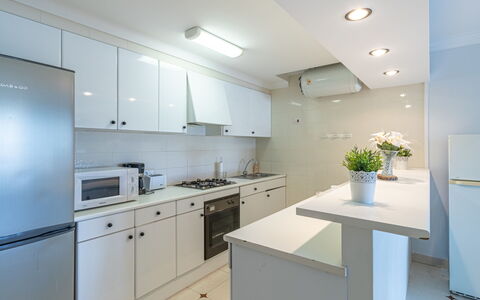Sant Maurici: Cabinetry, Countertop, Property, Flowerpot, Building, Drawer, Lighting, Sink, Interior Design, Houseplant
