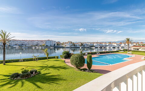 Sant Maurici: Water, Sky, Plant, Cloud, Property, Tree, Land Lot, Urban Design, Grass, Leisure