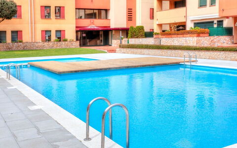 Gardenia: Water, Window, Plant, Swimming Pool, Building, Azure, Rectangle, House, Shade, Outdoor Furniture