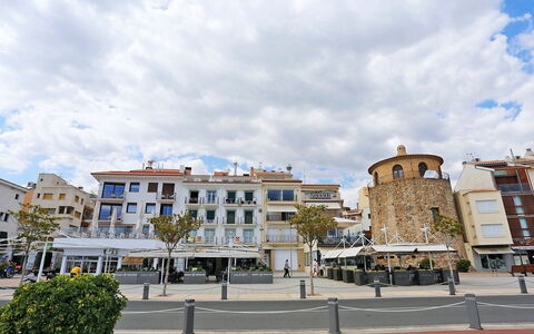 Cambrils Port: Cloud, Sky, Building, Plant, Window, Urban Design, Road Surface, Thoroughfare, Facade, House