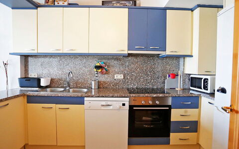 Cambrils Port: Countertop, Cabinetry, Tap, Kitchen Sink, Property, Sink, Furniture, Kitchen Stove, Kitchen Appliance, Building