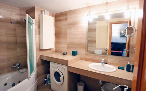 Cambrils Port: Mirror, Tap, Plumbing Fixture, Bathtub, Property, Sink, Bathroom Sink, Bathroom Cabinet, Bathroom, Shower