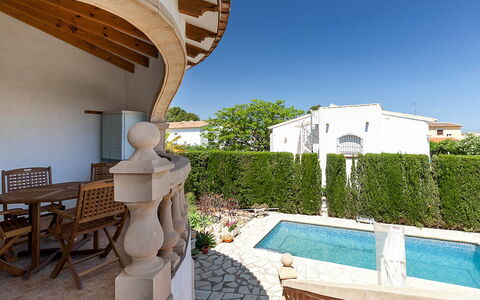 Tulipanes: Building, Sky, Property, Plant, Azure, Water, Architecture, Shade, Leisure, Real Estate