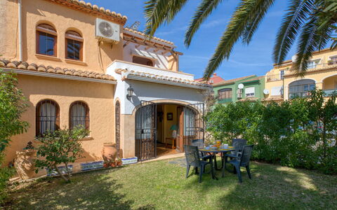 El Arenal: Plant, Sky, Building, Window, Tree, Arecales, Land Lot, House, Residential Area, Cottage