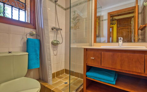 El Arenal: Mirror, Tap, Plumbing Fixture, Property, Shower Head, Window, Sink, Bathroom Cabinet, Cabinetry, Bathroom