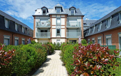 Villa Morny: Sky, Plant, Cloud, Window, Building, Botany, Vegetation, House, Shrub, Residential Area