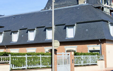 Villa Morny: Property, Building, Plant, Window, House, Architecture, Fence, Sky, Cottage, Neighbourhood