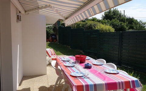 Kerdual: Table, Property, Furniture, Plant, Tableware, Chair, Outdoor Table, Building, Outdoor Furniture, Tablecloth