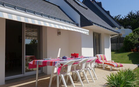 Kerdual: Plant, Property, Building, Window, Chair, Shade, Sky, House, Architecture, Tree
