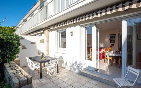 Quiberon 127: Building, Table, Furniture, Property, Window, Flowerpot, Chair, Houseplant, Plant, Door